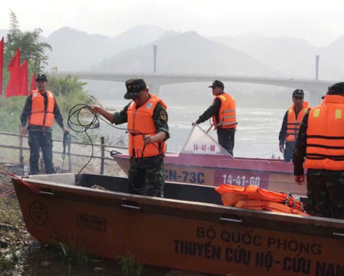 Cấm tàu thuyền hoạt động khi rà phá bom, mìn, vật nổ khu vực hạ lưu sông Đà - Ảnh 1.