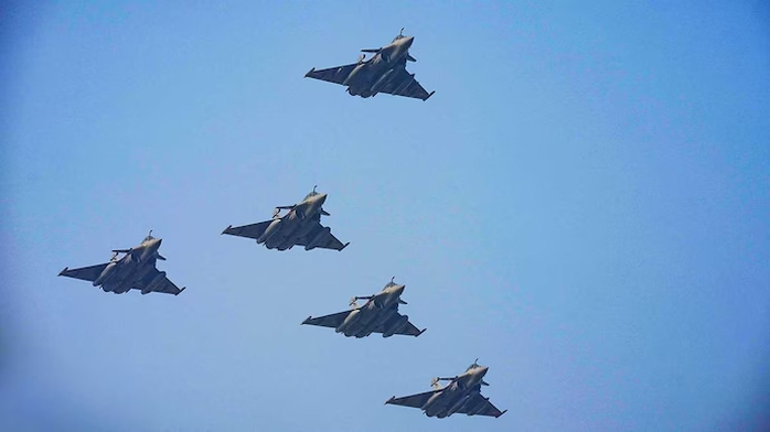 Pakistan tuyên bố bắn hạ máy bay chiến đấu "khủng", Ấn Độ chưa lên tiếng- Ảnh 1. Pakistan tuyên bố bắn hạ máy bay chiến đấu "khủng", Ấn Độ chưa lên tiếng- Ảnh 1.