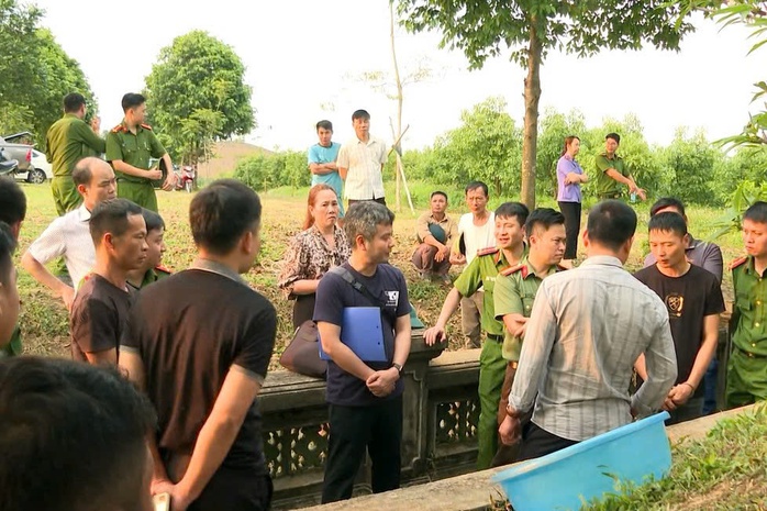 Hai người nước ngoài đào trộm lăng mộ vua Lê Túc Tông bị khởi tố- Ảnh 2. Hai người nước ngoài đào trộm lăng mộ vua Lê Túc Tông bị khởi tố- Ảnh 2.