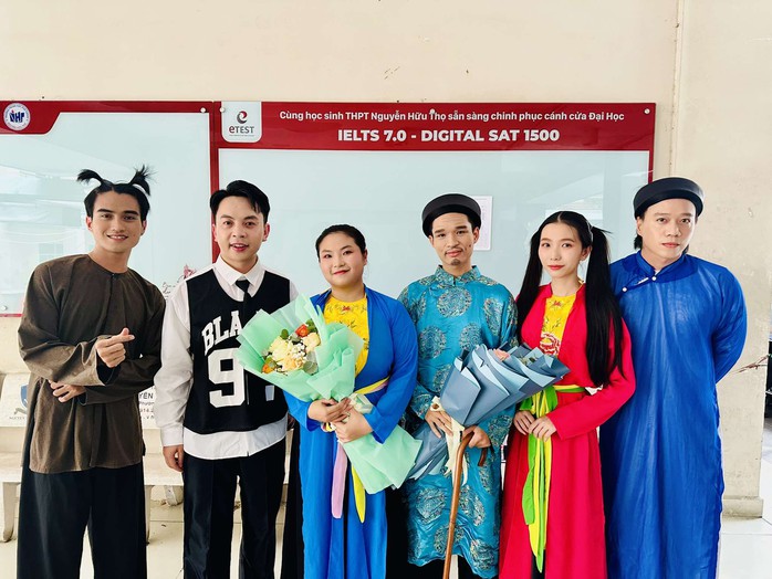 Hát "Bác đang cùng chúng cháu hành quân", ca sĩ Viết Thu được cổ vũ - Ảnh 5.