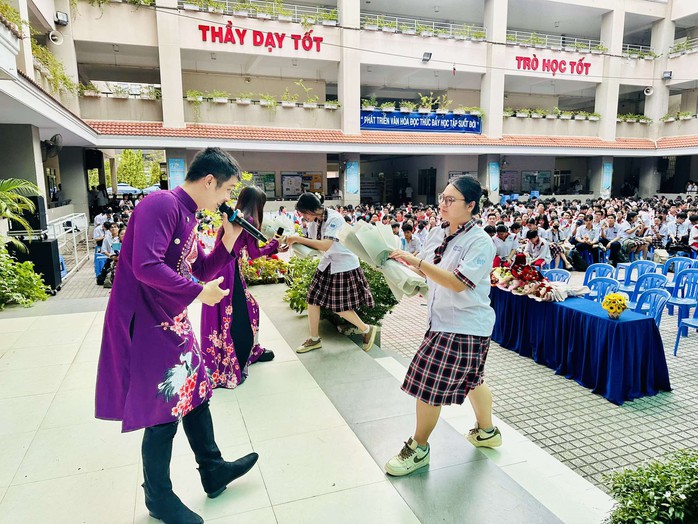 Hát "Bác đang cùng chúng cháu hành quân", ca sĩ Viết Thu được cổ vũ - Ảnh 6.