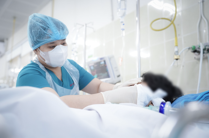 Sức khỏe bé trai bị cây rơi trúng trúng đầu ở TP HCM hiện ra sao? - Ảnh 1.
