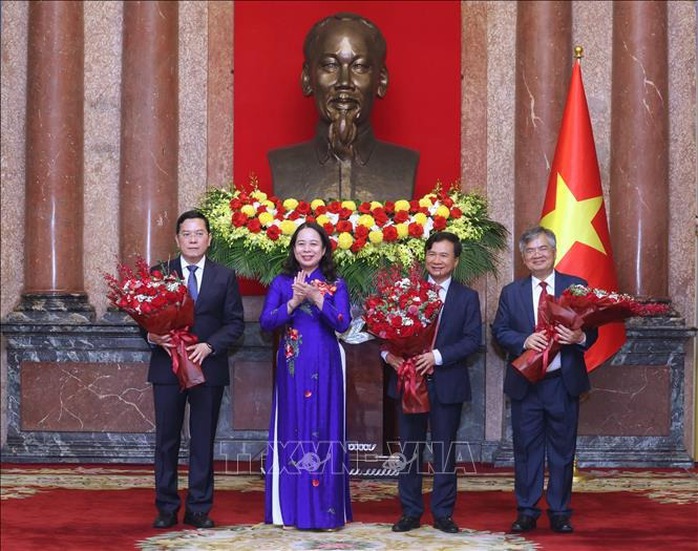 Chủ tịch nước Lương Cường trao quyết định bổ nhiệm 3 Phó Chủ nhiệm Văn phòng Chủ tịch nước- Ảnh 3. Chủ tịch nước Lương Cường trao quyết định bổ nhiệm 3 Phó Chủ nhiệm Văn phòng Chủ tịch nước- Ảnh 3.