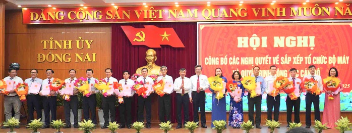 Gần 100 cán bộ ở Đồng Nai xin nghỉ hưu trước tuổi và xin thôi việc- Ảnh 1. Gần 100 cán bộ ở Đồng Nai xin nghỉ hưu trước tuổi và xin thôi việc- Ảnh 1.