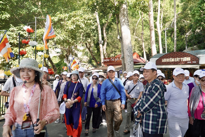 Du khách, người dân đang đổ dồn về núi Bà Đen - Ảnh 3. Du khách, người dân đang đổ dồn về núi Bà Đen - Ảnh 3.