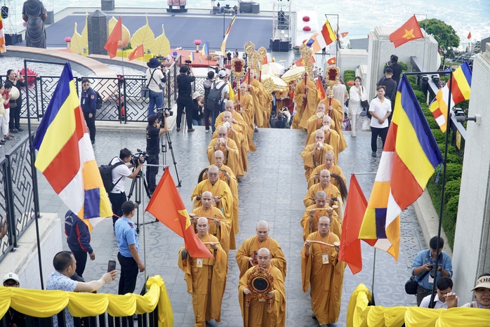 Hình ảnh hàng ngàn người cung rước xá lợi Đức Phật trên đỉnh núi Bà Đen- Ảnh 1. Hình ảnh hàng ngàn người cung rước xá lợi Đức Phật trên đỉnh núi Bà Đen- Ảnh 1.