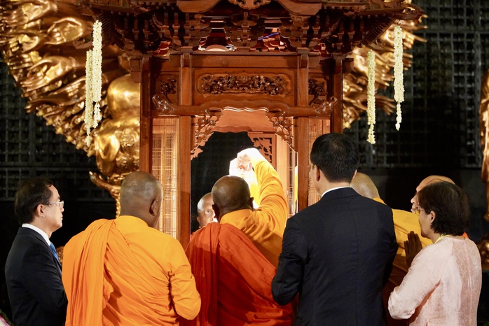 Hình ảnh hàng ngàn người cung rước xá lợi Đức Phật trên đỉnh núi Bà Đen- Ảnh 5. Hình ảnh hàng ngàn người cung rước xá lợi Đức Phật trên đỉnh núi Bà Đen- Ảnh 5.