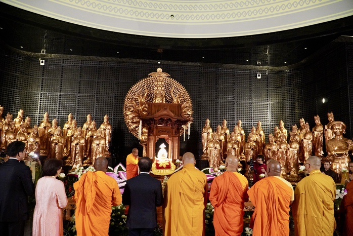 Hình ảnh hàng ngàn người cung rước xá lợi Đức Phật trên đỉnh núi Bà Đen- Ảnh 11. Hình ảnh hàng ngàn người cung rước xá lợi Đức Phật trên đỉnh núi Bà Đen- Ảnh 11.