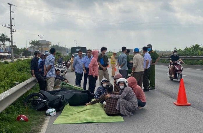 Bị xe ô tô đầu kéo tông trúng, 2 cha con thương vong - Ảnh 1.