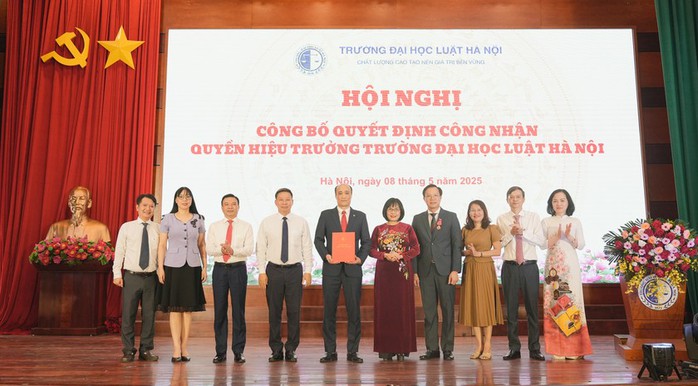 PGS Tô Văn Hoà được bổ nhiệm Quyền Hiệu trưởng Trường ĐH Luật Hà Nội- Ảnh 2. PGS Tô Văn Hoà được bổ nhiệm Quyền Hiệu trưởng Trường ĐH Luật Hà Nội- Ảnh 2.