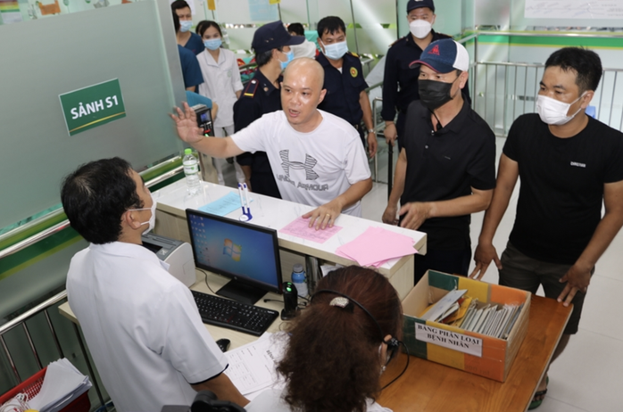 Lãnh đạo bệnh viện lớn nhất miền Bắc nói về "hàng rào" bảo vệ nhân viên y tế- Ảnh 2. Lãnh đạo bệnh viện lớn nhất miền Bắc nói về "hàng rào" bảo vệ nhân viên y tế- Ảnh 2.
