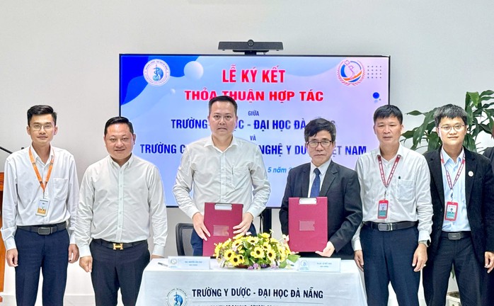 Hai trường y dược lớn ký kết hợp tác đào tạo và phát triển nguồn nhân lực y tế- Ảnh 1. Hai trường y dược lớn ký kết hợp tác đào tạo và phát triển nguồn nhân lực y tế- Ảnh 1.