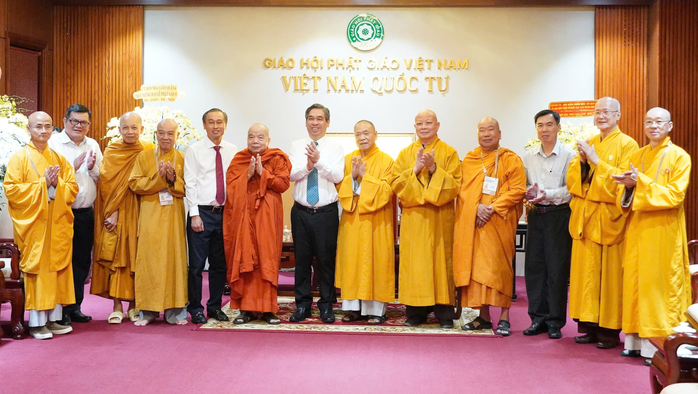 Lãnh đạo TP HCM chúc mừng Đại lễ Phật đản - Ảnh 1.
