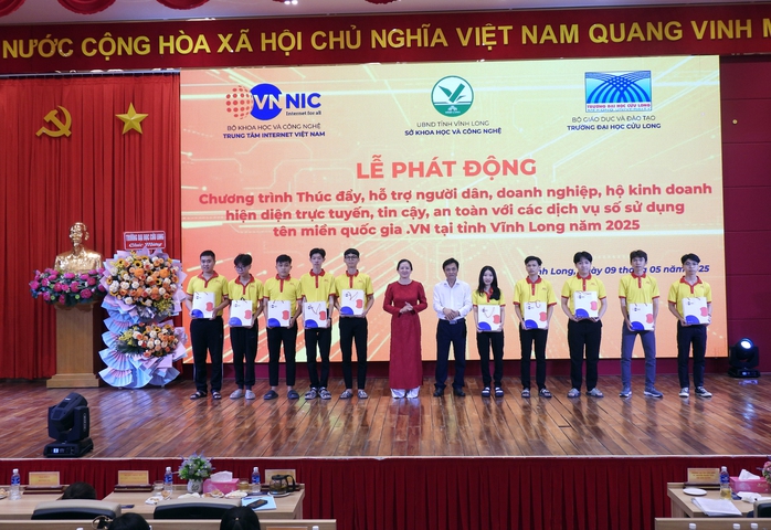 135 sinh viên của Trường ĐH Cửu Long đăng ký sử dụng tên miền “.vn”- Ảnh 4. 135 sinh viên của Trường ĐH Cửu Long đăng ký sử dụng tên miền “.vn”- Ảnh 4.