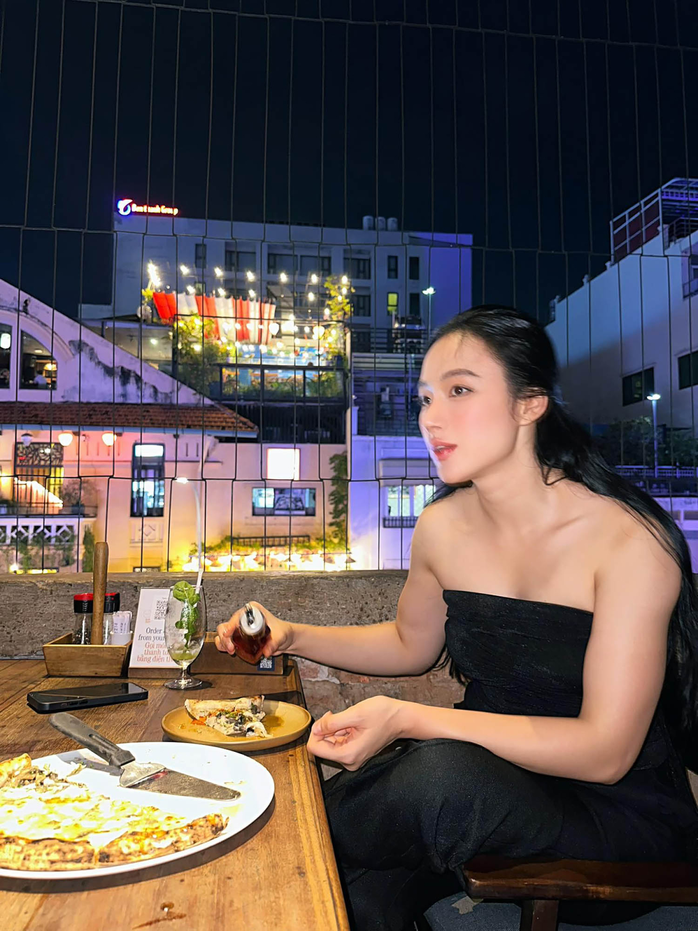 "Choáng váng" với sắc vóc hiện tại của Angela Phương Trinh - Ảnh 1.