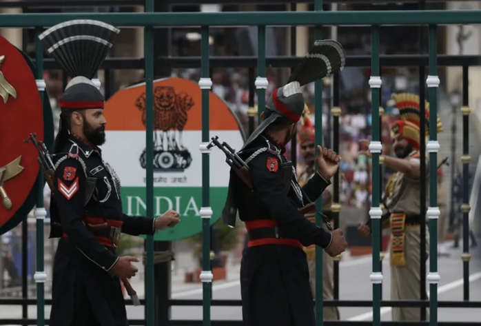 Ấn Độ cáo buộc Pakistan phóng hàng trăm máy bay không người lái trong đêm - Ảnh 1. Ấn Độ cáo buộc Pakistan phóng hàng trăm máy bay không người lái trong đêm - Ảnh 1.