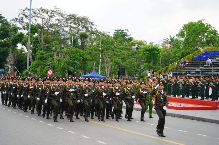 Hơn 3.000 người hợp luyện diễu hành kỷ niệm 70 năm giải phóng Hải Phòng - Thành phố Anh hùng- Ảnh 7. Hơn 3.000 người hợp luyện diễu hành kỷ niệm 70 năm giải phóng Hải Phòng - Thành phố Anh hùng- Ảnh 7.