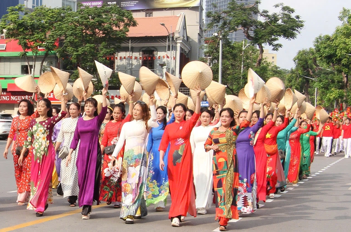 Hơn 3.000 người hợp luyện diễu hành kỷ niệm 70 năm giải phóng Hải Phòng - Thành phố Anh hùng- Ảnh 12. Hơn 3.000 người hợp luyện diễu hành kỷ niệm 70 năm giải phóng Hải Phòng - Thành phố Anh hùng- Ảnh 12.