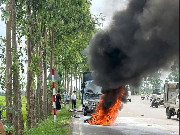 Sau cú va chạm với ô tô tải, xe máy bốc cháy, 1 người tử vong- Ảnh 1. Sau cú va chạm với ô tô tải, xe máy bốc cháy, 1 người tử vong- Ảnh 1.