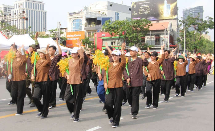 Hơn 3.000 người hợp luyện diễu hành kỷ niệm 70 năm giải phóng Hải Phòng - Thành phố Anh hùng- Ảnh 9. Hơn 3.000 người hợp luyện diễu hành kỷ niệm 70 năm giải phóng Hải Phòng - Thành phố Anh hùng- Ảnh 9.
