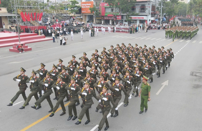 Hơn 3.000 người hợp luyện diễu hành kỷ niệm 70 năm giải phóng Hải Phòng - Thành phố Anh hùng- Ảnh 1. Hơn 3.000 người hợp luyện diễu hành kỷ niệm 70 năm giải phóng Hải Phòng - Thành phố Anh hùng- Ảnh 1.