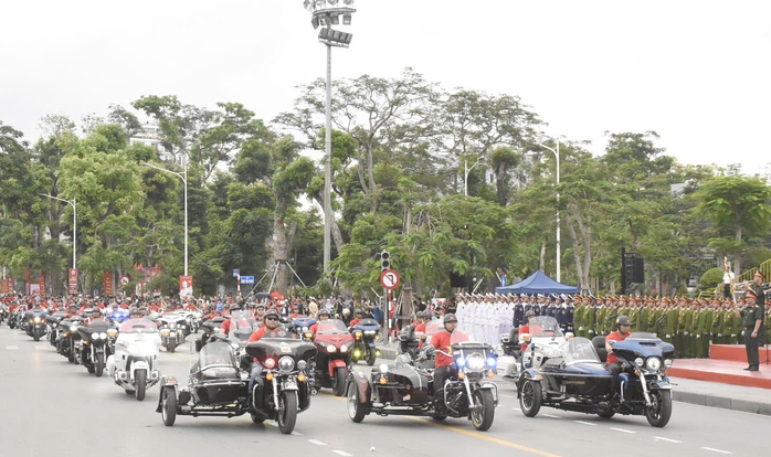 Hơn 3.000 người hợp luyện diễu hành kỷ niệm 70 năm giải phóng Hải Phòng - Thành phố Anh hùng- Ảnh 13. Hơn 3.000 người hợp luyện diễu hành kỷ niệm 70 năm giải phóng Hải Phòng - Thành phố Anh hùng- Ảnh 13.