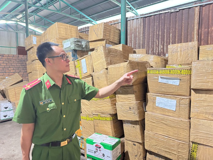 Bắt giữ 2 người buôn lậu thuốc làm chín, bảo quản sầu riêng gần 100 tỉ đồng- Ảnh 2. Bắt giữ 2 người buôn lậu thuốc làm chín, bảo quản sầu riêng gần 100 tỉ đồng- Ảnh 2.