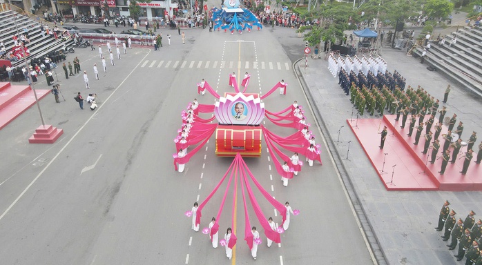 Hơn 3.000 người hợp luyện diễu hành kỷ niệm 70 năm giải phóng Hải Phòng - Thành phố Anh hùng- Ảnh 4. Hơn 3.000 người hợp luyện diễu hành kỷ niệm 70 năm giải phóng Hải Phòng - Thành phố Anh hùng- Ảnh 4.