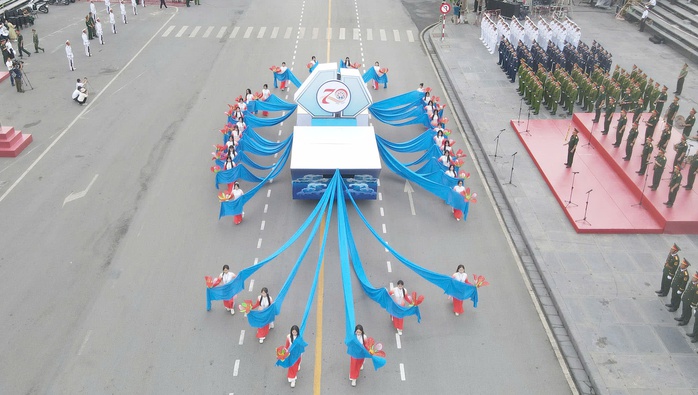 Hơn 3.000 người hợp luyện diễu hành kỷ niệm 70 năm giải phóng Hải Phòng - Thành phố Anh hùng- Ảnh 5. Hơn 3.000 người hợp luyện diễu hành kỷ niệm 70 năm giải phóng Hải Phòng - Thành phố Anh hùng- Ảnh 5.