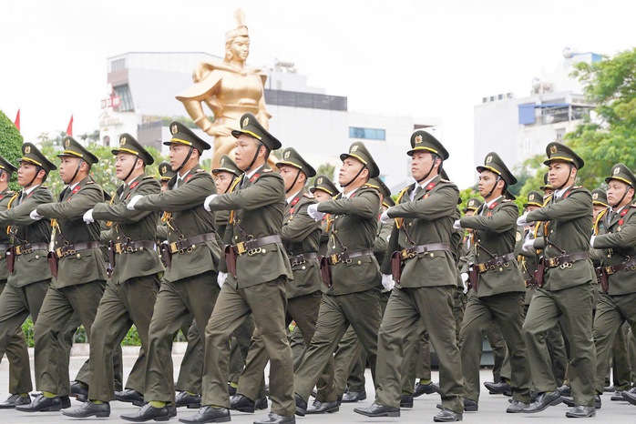 Hơn 3.000 người hợp luyện diễu hành kỷ niệm 70 năm giải phóng Hải Phòng - Thành phố Anh hùng- Ảnh 11. Hơn 3.000 người hợp luyện diễu hành kỷ niệm 70 năm giải phóng Hải Phòng - Thành phố Anh hùng- Ảnh 11.