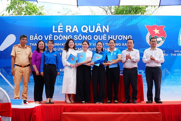 VIDEO: 200 tình nguyện viên ra quân "bảo vệ dòng sông quê hương" ở Cần Thơ - Ảnh 26.