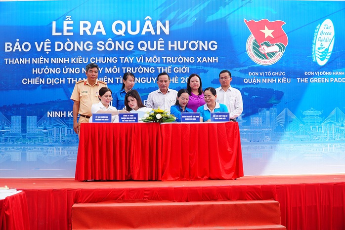 VIDEO: 200 tình nguyện viên ra quân "bảo vệ dòng sông quê hương" ở Cần Thơ - Ảnh 27.
