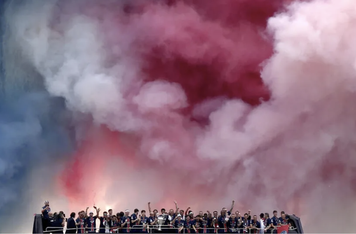 Lễ mừng cúp vô địch Champions League của PSG chìm trong máu và nước mắt- Ảnh 4.
