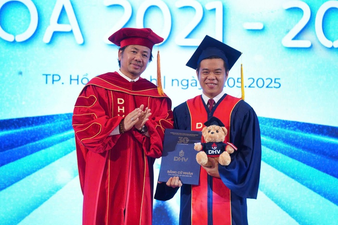 Màn cầu hôn “có một không hai” tại lễ tốt nghiệp đại học ở TP HCM - Ảnh 1.