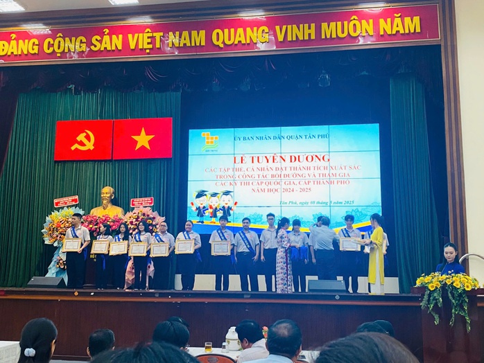 Học viên trung tâm GDNN-GDTX "ẵm" cú đúp giải nhất toán thành phố ở tuổi 27- Ảnh 4. Học viên trung tâm GDNN-GDTX "ẵm" cú đúp giải nhất toán thành phố ở tuổi 27- Ảnh 4.