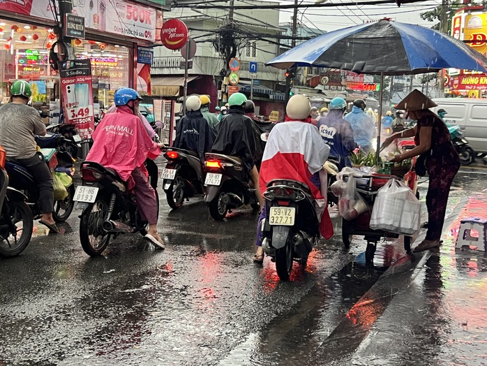 Giờ tan tầm, TP HCM hứng trọn combo: Mưa lớn, đường ngập, kẹt xe - Ảnh 13.