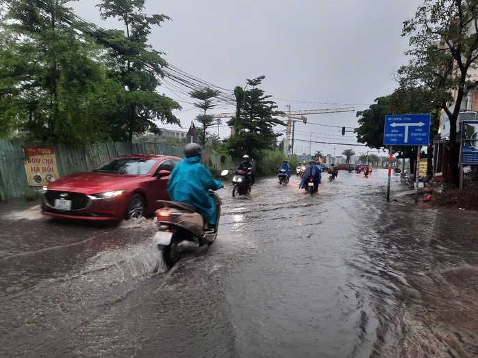Giờ tan tầm, TP HCM hứng trọn combo: Mưa lớn, đường ngập, kẹt xe - Ảnh 4.