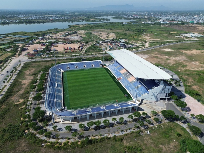 Sân vận động Hòa Xuân "thay áo mới" trước lễ hội bóng đá Việt Nam – Anh - Ảnh 4.