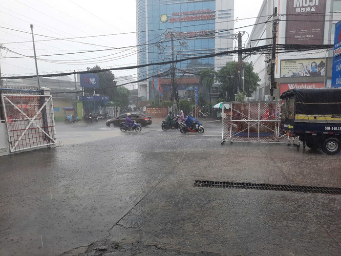 TP HCM: Sáng sớm mưa lớn, gió mạnh, đường lênh láng nước- Ảnh 5. TP HCM: Sáng sớm mưa lớn, gió mạnh, đường lênh láng nước- Ảnh 5.