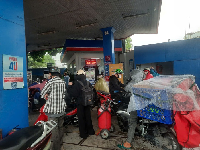 TP HCM: Sáng sớm mưa lớn, gió mạnh, đường lênh láng nước- Ảnh 9. TP HCM: Sáng sớm mưa lớn, gió mạnh, đường lênh láng nước- Ảnh 9.