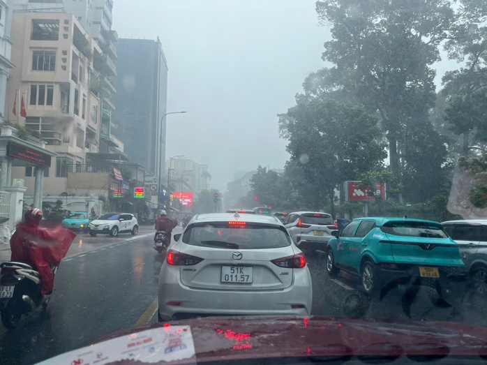 TP HCM: Sáng sớm mưa lớn, gió mạnh, đường lênh láng nước- Ảnh 7. TP HCM: Sáng sớm mưa lớn, gió mạnh, đường lênh láng nước- Ảnh 7.