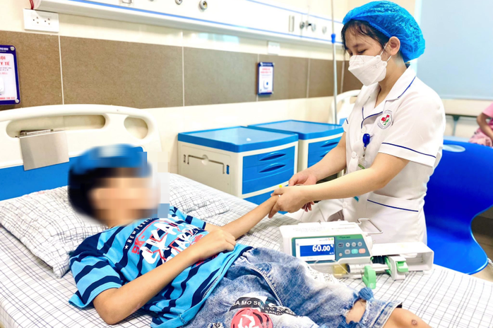 Bé trai nhập viện sau khi chạy từ trời nắng vào phòng điều hòa lạnh Sốc nhiệt sau khi từ ngoài trời nắng vào phòng điều hòa - Ảnh 1.