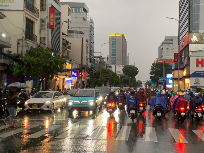 Giờ tan tầm, TP HCM hứng trọn combo: Mưa lớn, đường ngập, kẹt xe - Ảnh 7.