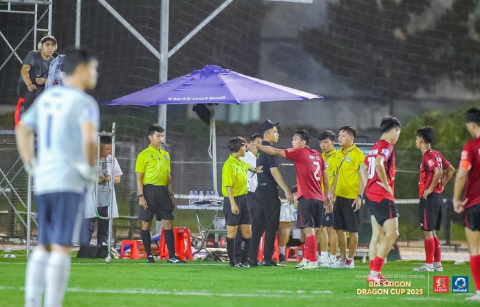 Tranh cãi "sới phủi" Sài Gòn, nữ trọng tài FIFA bị doạ đánh, xúc phạm- Ảnh 2. Tranh cãi "sới phủi" Sài Gòn, nữ trọng tài FIFA bị doạ đánh, xúc phạm- Ảnh 2.