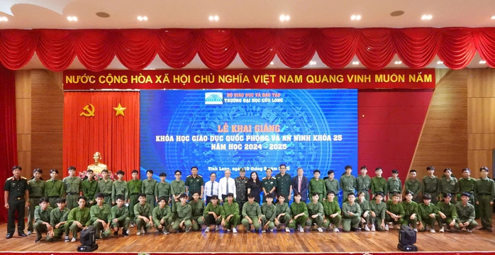 Trường ĐH Cửu Long khai giảng khóa giáo dục quốc phòng và an ninh cho sinh viên - Ảnh 3. Trường ĐH Cửu Long khai giảng khóa giáo dục quốc phòng và an ninh cho sinh viên - Ảnh 3.