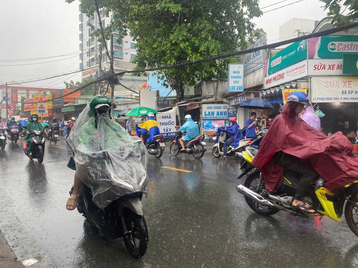 TP HCM: Sáng sớm mưa lớn, gió mạnh, đường lênh láng nước- Ảnh 6. TP HCM: Sáng sớm mưa lớn, gió mạnh, đường lênh láng nước- Ảnh 6.