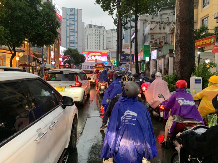 Giờ tan tầm, TP HCM hứng trọn combo: Mưa lớn, đường ngập, kẹt xe - Ảnh 8.