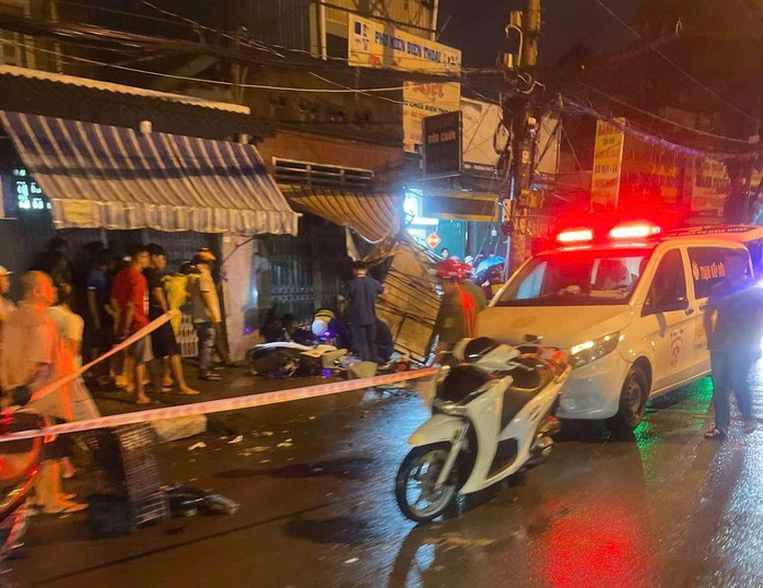 TP HCM: Hai người tử vong khi lao vào nhà dân lúc giữa đêm- Ảnh 1. TP HCM: Hai người tử vong khi lao vào nhà dân lúc giữa đêm- Ảnh 1.