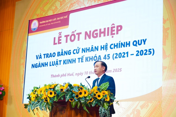 Xúc động lời nhắn nhủ của hiệu trưởng tới sinh viên ngày lễ tốt nghiệp- Ảnh 1. Xúc động lời nhắn nhủ của hiệu trưởng tới sinh viên ngày lễ tốt nghiệp- Ảnh 1.