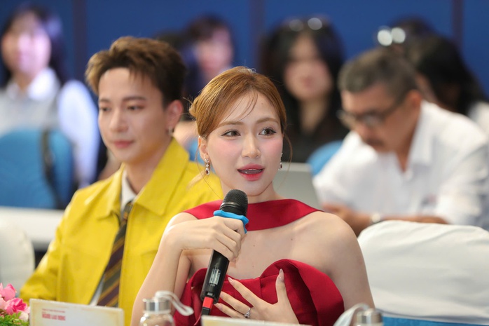 Hoà Minzy hát "Bắc Bling" tại tọa đàm công nghiệp văn hóa lần 3 - Ảnh 1.
